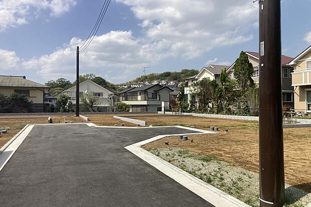 No.4・No.5_土地（撮影_2026年4月）143.47m2（43.39坪）奥まった配置で、静かに暮らせる落ち着きのある区画。