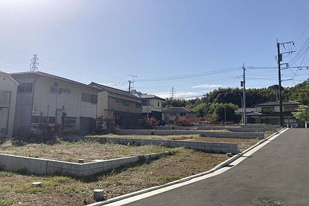 土地全景1(撮影_2026年4月)全区画38坪以上のゆとりある敷地設定。