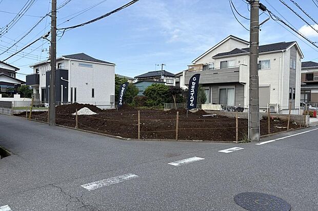 分譲地全景1（撮影_2026年6月）各区画約34坪の整形地。※販売済区画を含む場合がございます。