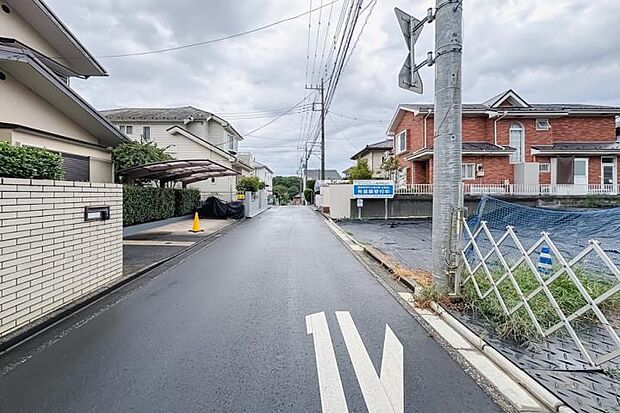 【No.3_前面道路(撮影_2025年8月)】幅員約4.2mの前面道路。