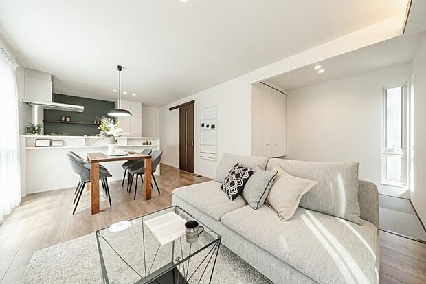 【No.2_LDK1(撮影_2025年9月)】約16.2畳のLDK。2.8畳のタタミコーナーもあります。