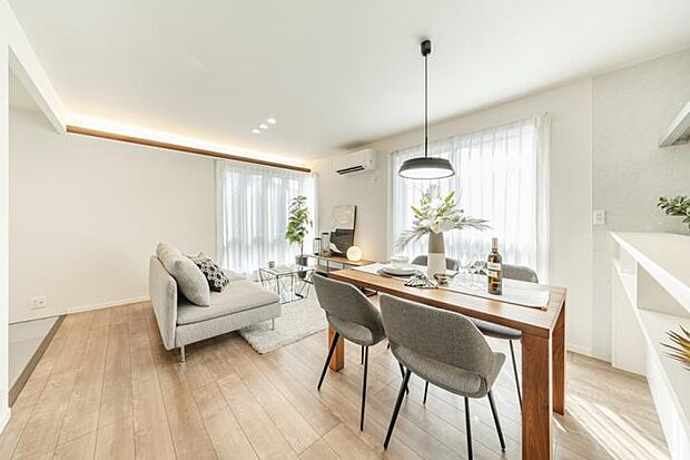 【No.2_LDK2(撮影_2025年9月)】コーブ照明の柔らかな光のグラデーションが空間を心地よく演出します。