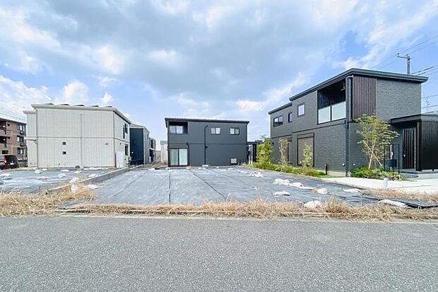 No.3_土地1(撮影_2025年9月)敷地東側の6m道路に接し、朝日が差し込む明るい家を建てられます。道路との高低差も少なく、らくらく駐車可能です。