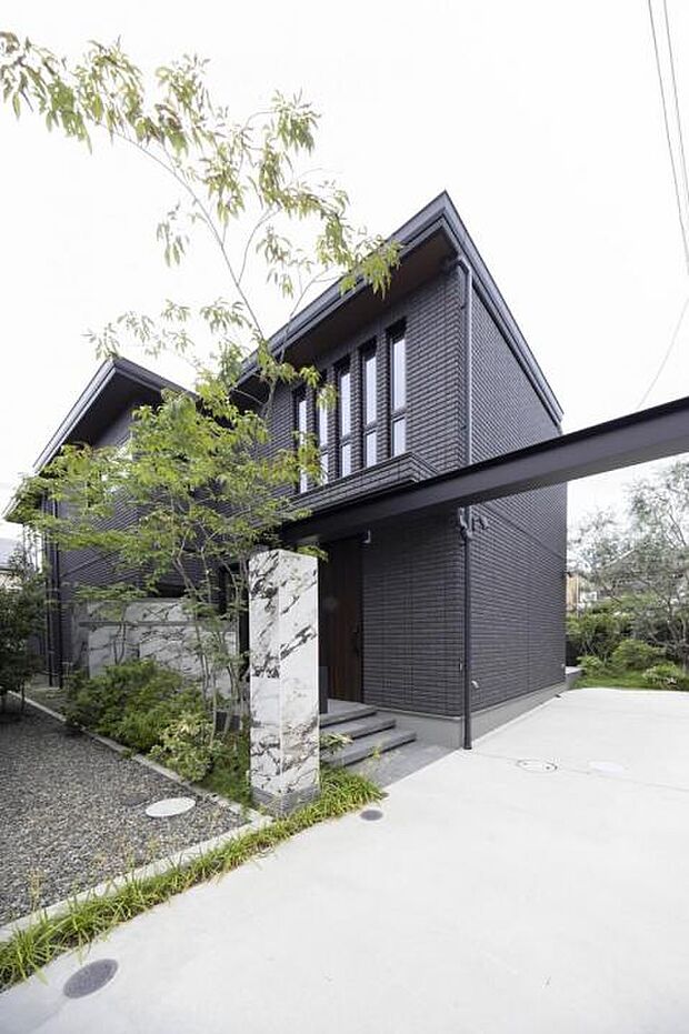 【No.6_外観3（撮影_2025年9月）】オブジェゲートがお客様をお迎えします。