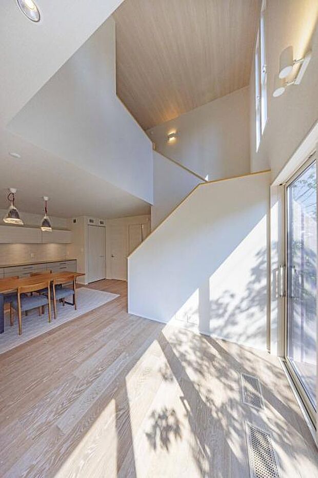 【No.9_LDK1（撮影_2025年9月）】吹抜と一体のLDKは17.1帖の広さ以上に拡がりを感じられる空間