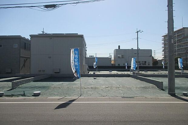 【No.3_土地（撮影_2026年2月）】35.57坪。前面道路は約7.9mあり、車の出し入れもスムーズです。