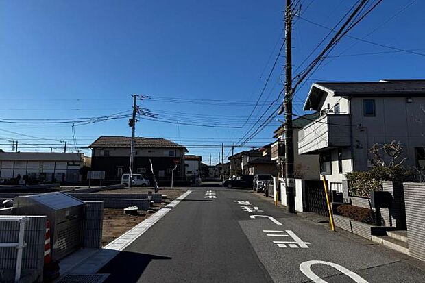 【前面道路1(撮影_2025年3月)】車通りも少なく、安全にお過ごし頂けます。