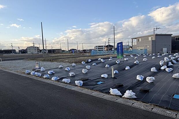 【No.11_土地(撮影_2025年12月)】南道路で陽当たり良好。道路との高低差が少なくお車らくらく駐車可能です。