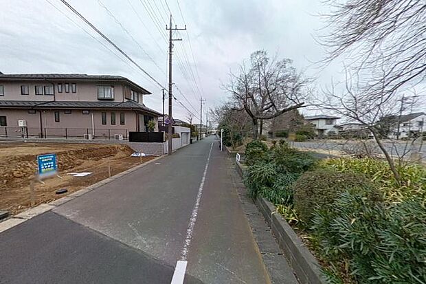 【前面道路1(撮影_2025年_3月)】幅員約6メートルのゆとりのある前面道路。南西からの日差しをたっぷり取り込み、駐車計画が取りやすいのも嬉しいポイント。