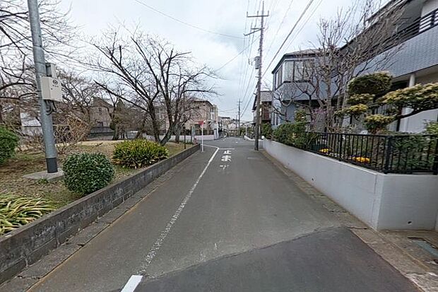【前面道路2(撮影_2025年_3月)】車通りは少なく、小さいお子様にも安心です。