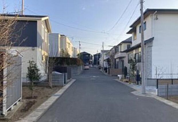 【No.1_前面道路1(撮影_2025年2月)】幅員約6メートルの東道路、道路幅員もしっかり確保されております。