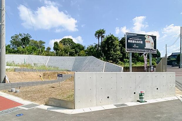 【No.8_土地2(撮影_2025年9月)】180.12m2の広々とした区画です。2台分の駐車場も設置可能です。