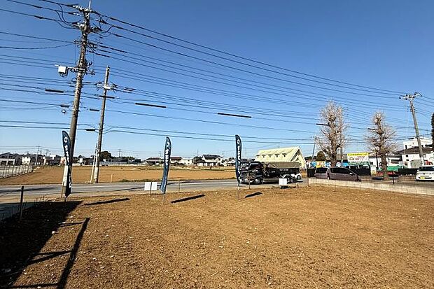 【土地全景3(撮影_2025年3月)】※販売済区画を含む場合がございます。最新の販売状況は区画図等をご参照下さい。隣地には高い建物もなく、日当たりの良い分譲地です。