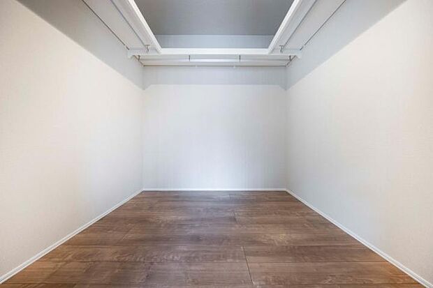 【No.4_主寝室2（撮影_2025年10月）】3畳以上のウォークインクローゼットを完備。洋服はもちろんスーツケースや小物類などの収納にも適しています。