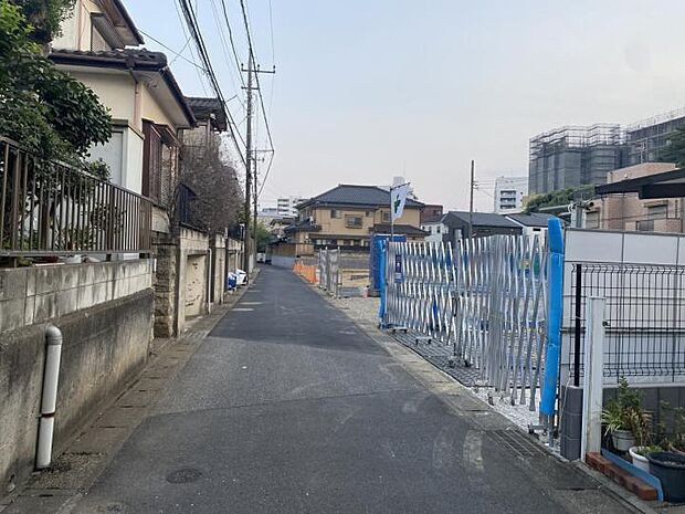 【東側前面道路1(撮影_2025年8月)】車通りの少ない道路なので小さいお子様にも安心です。