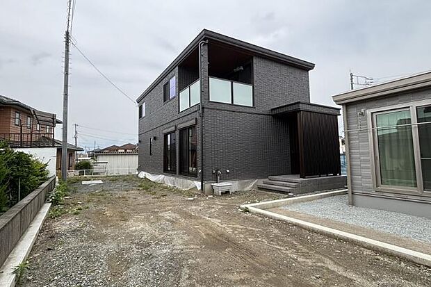 【No.3_外観（撮影_2025年5月）】ジオマイト外壁の深い彫りと陰影がセキスイハイムの邸宅に存在感を与えてくれます。