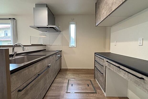 【No.3_キッチン（撮影_2025年5月）】リビングダイニングを見渡せる対面式キッチン