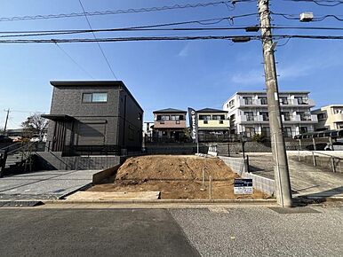 No.5_土地1（撮影_2025年9月）ゆったりと2台駐車可能。南向きで陽当たり良好です。 