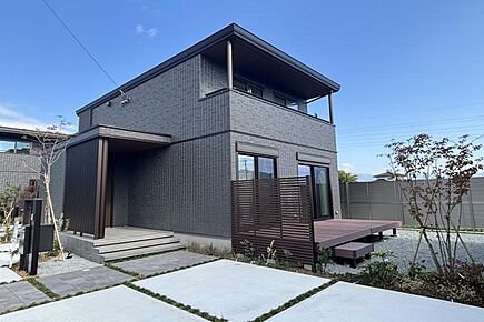 No.8_外観（撮影_2025年11月）駐車場3台分スペース、ウッドデッキ付きのお庭も確保したゆとりのある敷地計画。 