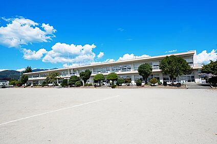 山梨市立日下部小学校 460m(6分)