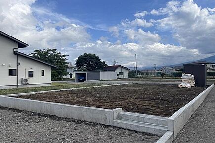 No.2_土地2（撮影_2025年9月）北東より撮影。南北に伸びた整形地。 