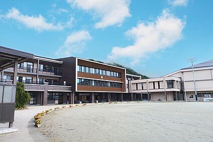 富士河口湖町立船津小学校 1620m(21分)