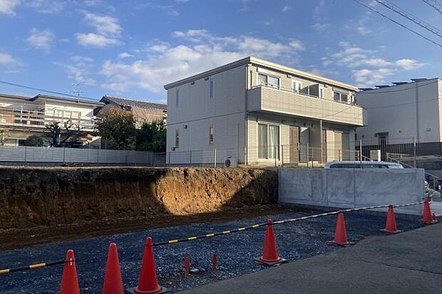 No.3_土地1(2025年11月撮影)隣地は低層アパートなので陽当たりも良好です。