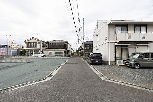 【前面道路（撮影_2026年8月）】幅員約4.2mの前面道路。