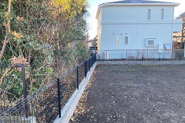 【A-1_土地4（撮影_2025年12月）】隣地境界にはメッシュフェンスを完備。