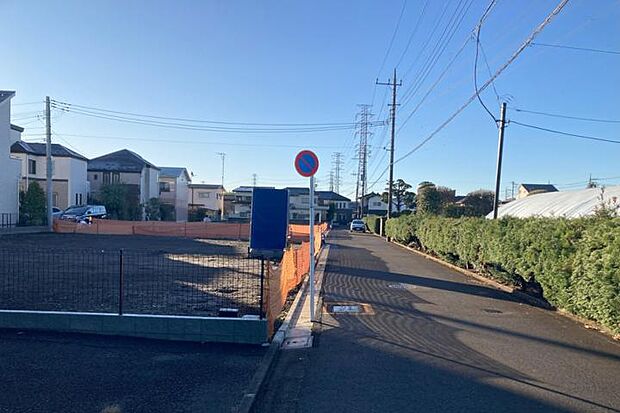 A街区前面道路1（撮影_2025年12月）前面は5m道路で車のすれ違い安心です。