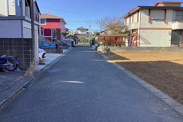 【前面道路（撮影_2026年1月）】南道路で幅も4m以上あり、ゆとりをもって駐車可能です。