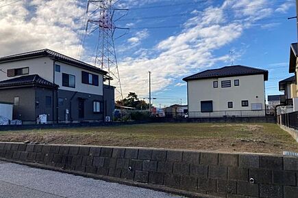 No.2（撮影_2025年11月）60坪以上でゆとりのある自由設計が可能な区画です。 