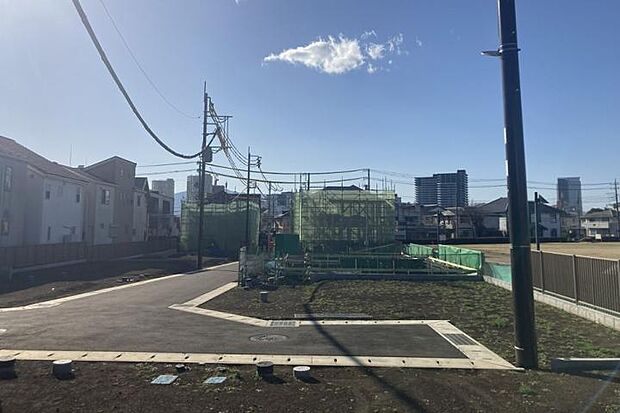 【No.8_前面道路2(撮影_2026年3月)】分譲地内で行き止まりのため、通り抜けできず車通りの少ない道路です。