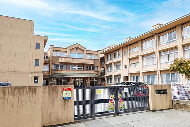 甲府市立大里小学校(約450m・徒歩6分)