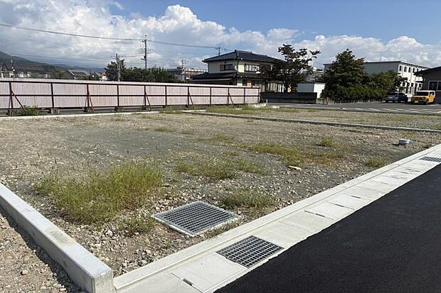 No.5_土地1(撮影_2026年9月)198.46m2(60.03坪)。自然の潤いと利便性を兼ね備えた住環境が広がります。