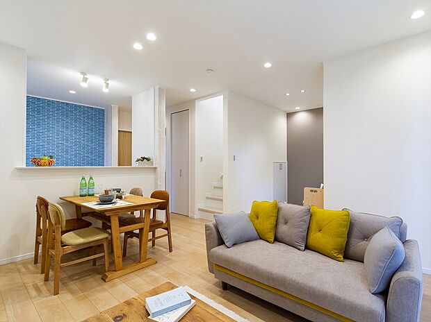 【当社施工例】自由設計のご参考に。リビングには木の温もりを感じる優しい色合いのフローリングを採用。必ずリビングを通るリビングアクセス階段で、家族が顔を合わせる機会が増え、自然と家族が集まります。