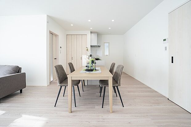 【1階約19.3帖LDK/B号地】キッチンとダイニングが横並びで、一体感あるレイアウト。お料理の配膳やお片付けがスムーズです。パントリーはダイニングからも出し入れしやすく、カトラリーなどの保管にも◎