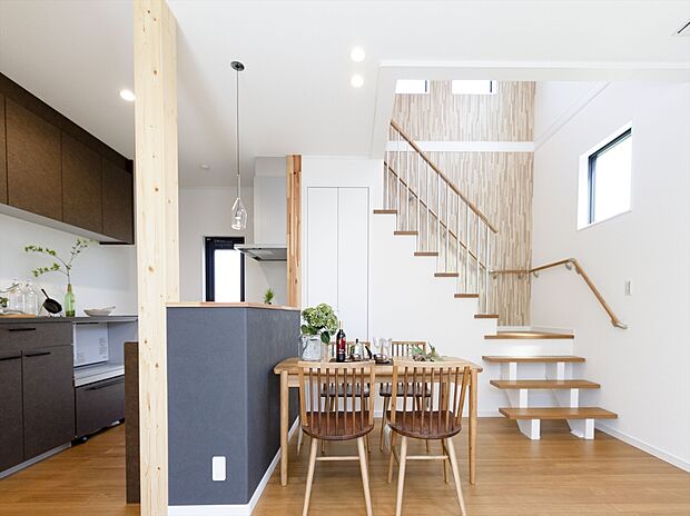 【自由設計対応】吹抜けから光が降り注ぐLDKは明るく開放的な空間に。吹き抜け＋リビング階段の採用で、どこにいても家族の気配が感じられるプランです。安心感に包まれる暮らしをご提案します。/当社施工例