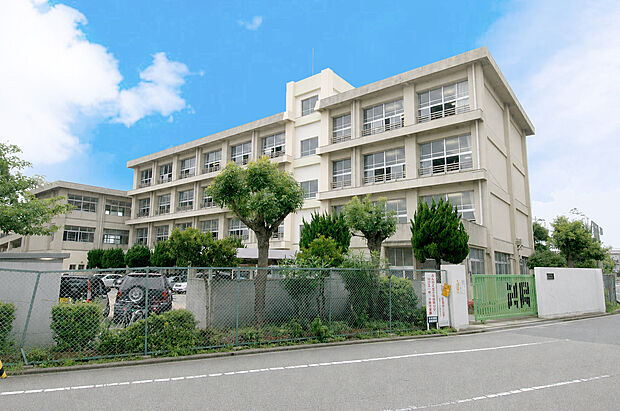 【明石市立沢池小学校まで徒歩約7分~8分(約500m~600m)】低学年のお子様も通いやすい距離。2023年度は、全校生徒967名、各学年4~6組、なかよし学級は9組で構成された、活気ある小学校です。