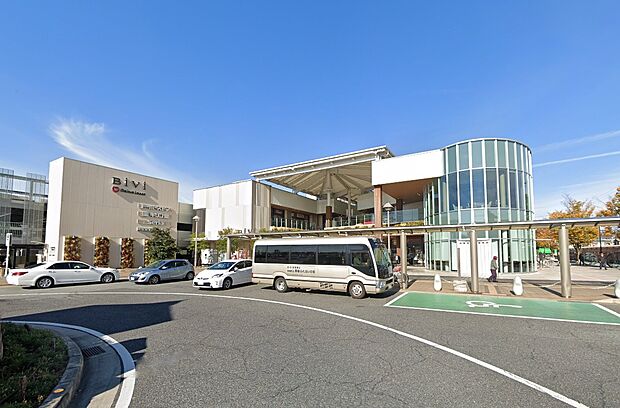 【BiVi土山まで徒歩約9分(約650m)】JR土山駅に隣接し、1Fのスーパー「MISUGIYA」など立ち寄り便利。交流スペース「きっずなホール」など、お子様連れにもやさしいショッピングセンターです。
