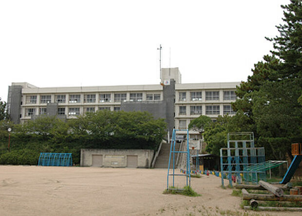 【高丘西小学校まで徒歩約10分】高丘小中一貫教育校で、9年間を通じた系統的な教育を実施されています。全学年30人程度学級編成など特色のある取り組みも。通学負担が少ない距離で、送り出すご家族も安心です。