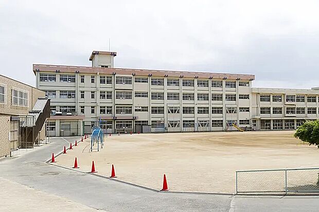 【【子育て支援が充実の明石市】】分譲地周辺は幹線道路から一歩入った立地のため、落ち着いた住環境です。大久保小学校は児童数1100名を超える大規模校。小さなお子様が遊べる公園も徒歩圏内に点在しています。