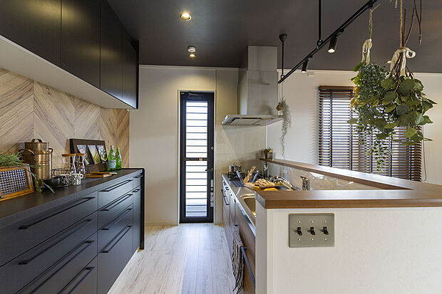 【【当社施工例】】キッチンの背面には大容量のカップボードを設けています。食器や調理器具もスッキリ収納可能です。作業スペースを広く確保できます。ゴミを出すのもスムーズな勝手口を設けています。