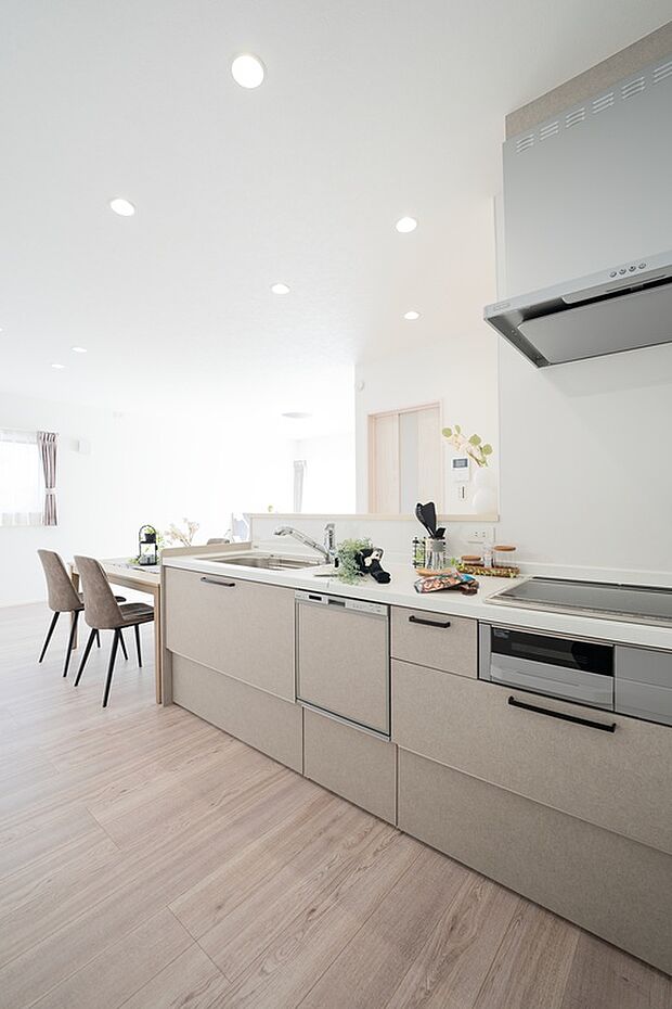 【【1階キッチン/B号地】】リビングの印象に溶け込むデザインです。食器洗い洗浄機付に食後の洗い物はお任せ。IHクッキングヒーターは立ち上がり部分が少なく、お手入れがしやすい点もポイントです。