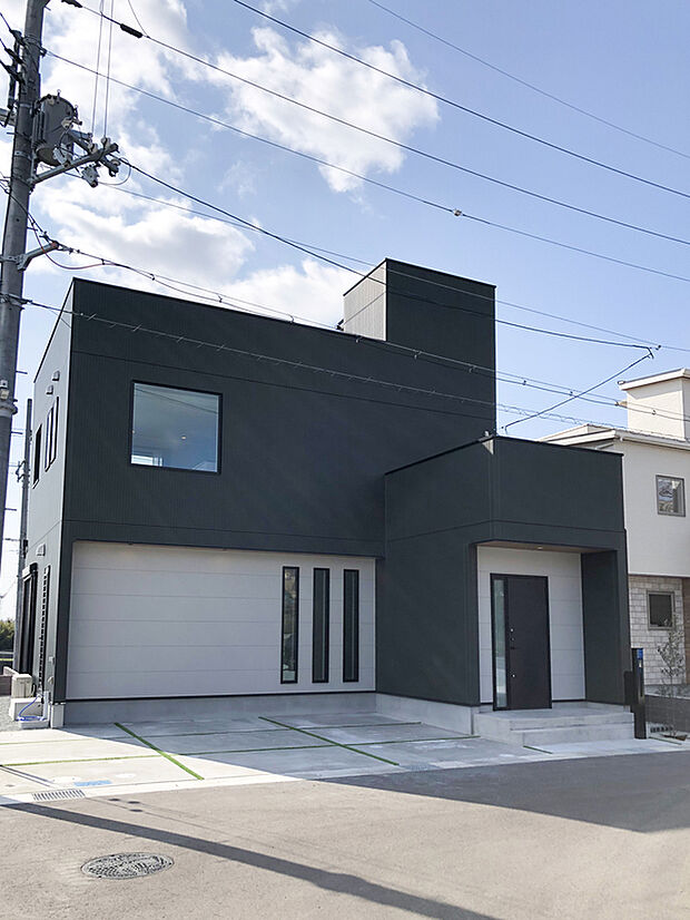 【【当社施工例】】シンプルでありつつスタイリッシュな外観。各階にたくさんの窓を設け、どの階にいても明るい日差しが差し込み、風通しの良い空間で快適に過ごすことができます。