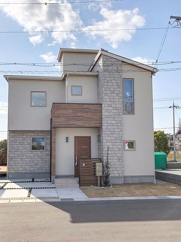 【【当社施工例】】青い空に映えるナチュラルな雰囲気で統一された外観は、どの年齢層からも好まれるデザインです。ご家族の帰宅時もホッと一息つける、癒しの住まいとなっています。