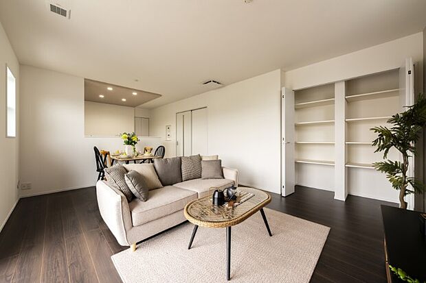 リビングの収納が充実しており、快適な暮らしをサポートします。
いつも綺麗な状態を保つことができます。※現地撮影