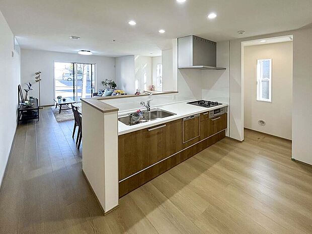 【キッチン】【キッチン】スリムでスッキリしたデザイン。省エネ性の高いLED照明を搭載しました。フラットな内面形状で、お手入れも簡単です。※施工事例