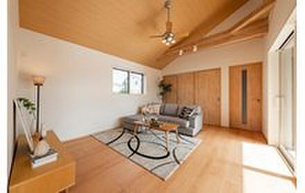 【シューズインクローゼット】シューズインクローゼットを設計。靴を収納するだけでなく、ベビーカーや三輪車などを自由に収納できます。※現地撮影