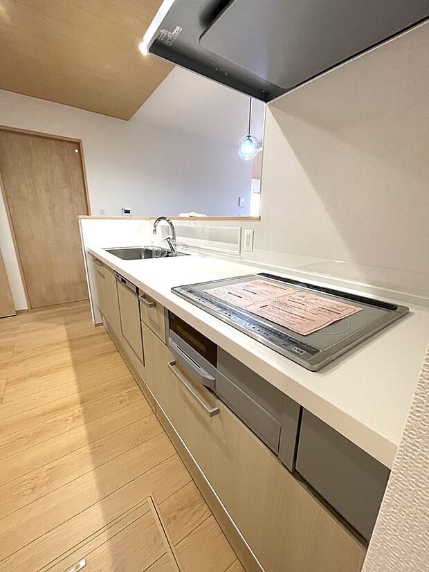 【キッチン】キッチンにはパントリーがあり、日用品や食料品の収納に便利です。お手入れらくらくのシステムキッチン♪共働き世帯にも嬉しい、後片付けおまかせの食洗機付です◎※現地撮影